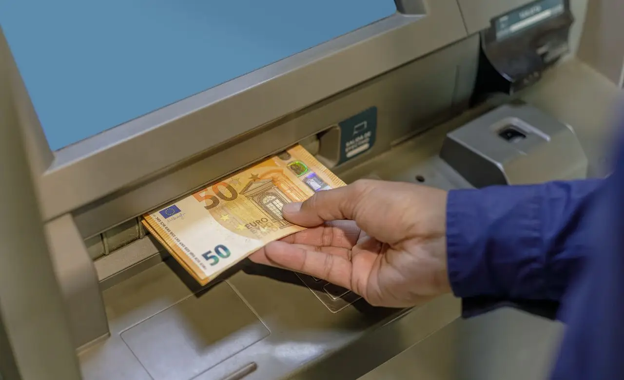 Il metodo legale per prelevare contanti dal conto corrente senza allertare il fisco