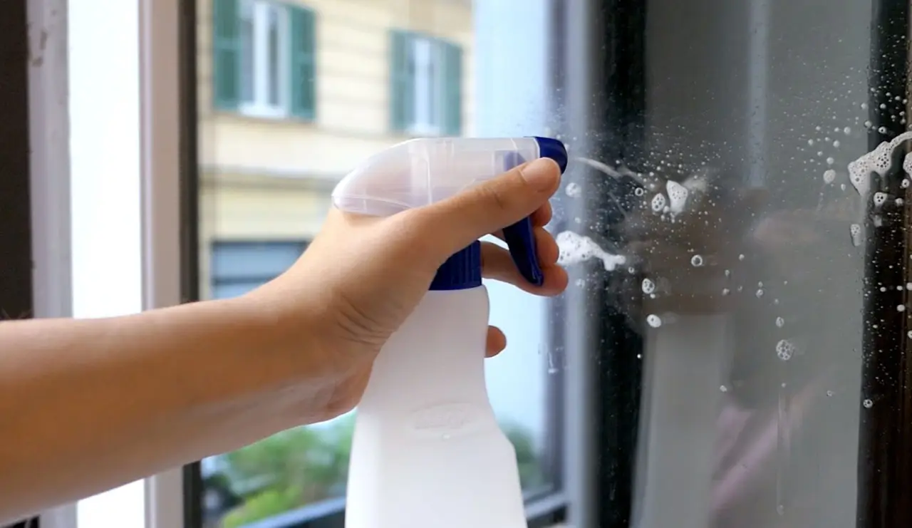 Cosa contiene davvero il tuo sgrassatore? Ecco come usarlo per disinfettare bene la tua casa