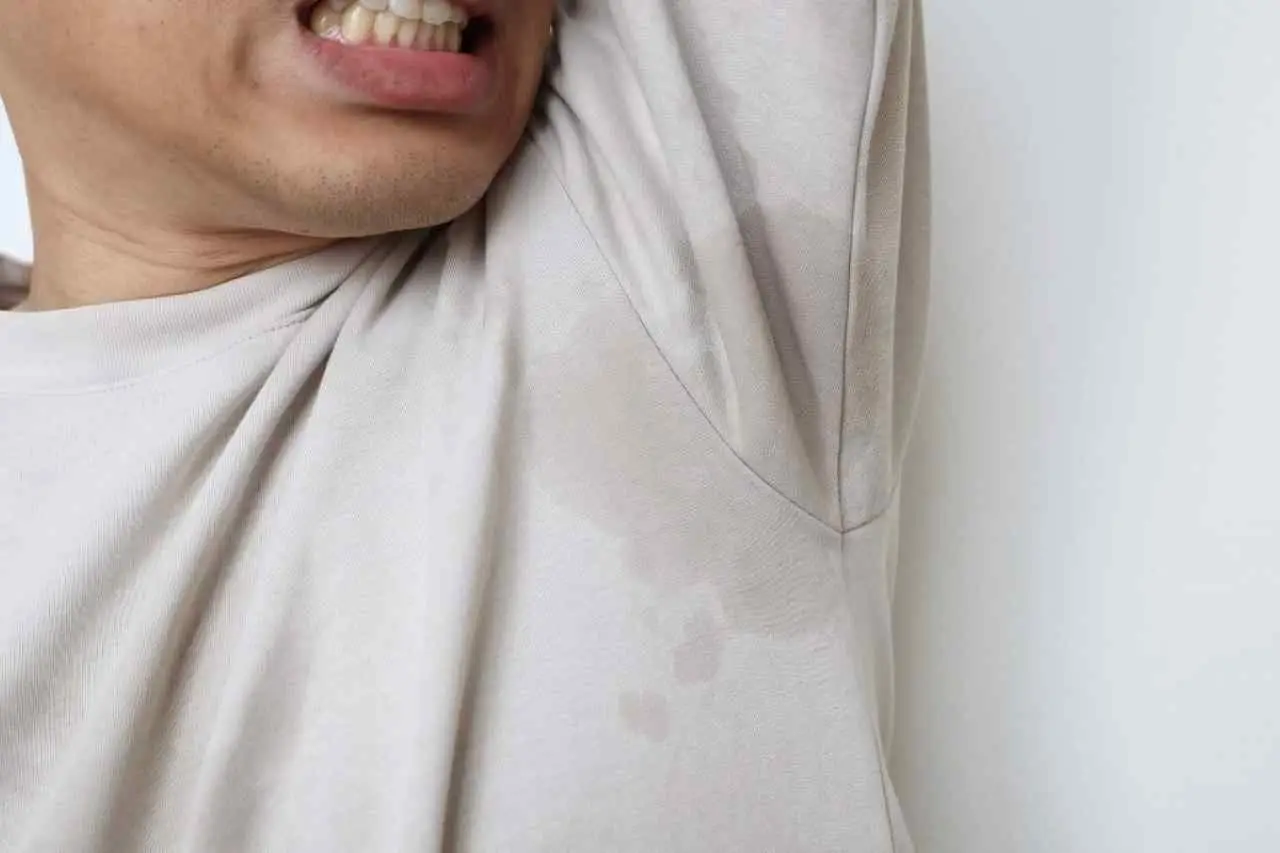 Sudi troppo sotto le ascelle? Ecco il rimedio definitivo per bloccare il sudore subito