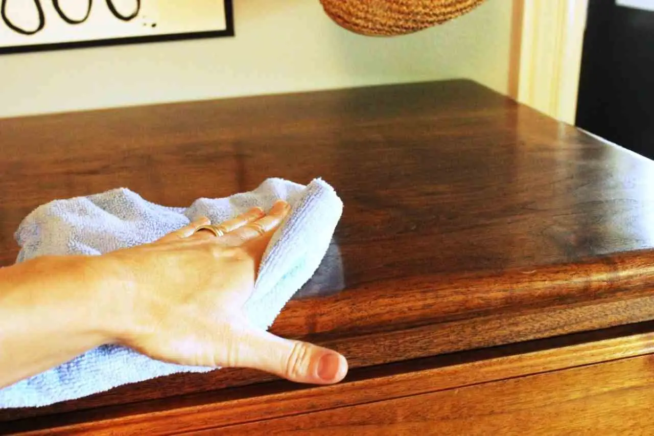 I tuoi mobili sono appiccicosi? Ecco l’errore che fai e il trucco rapido per pulirli